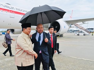 Video: Gaya Didit Payungi Prabowo saat Tiba di Osaka Jepang