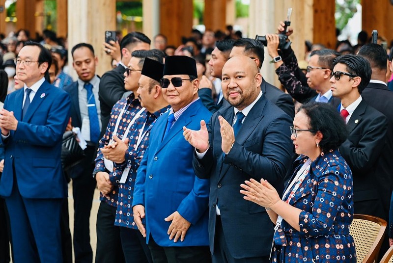 Presiden mengunjungi Paviliun Indonesia pada Expo 2025 Osaka untuk menyaksikan langsung pagelaran budaya yang menampilkan kekayaan dan kearifan lokal Nusantara. (Instagram/sekretariat.kabinet) Presiden mengunjungi Paviliun Indonesia pada Expo 2025 Osaka untuk menyaksikan langsung pagelaran budaya yang menampilkan kekayaan dan kearifan lokal Nusantara. (Instagram/sekretariat.kabinet)