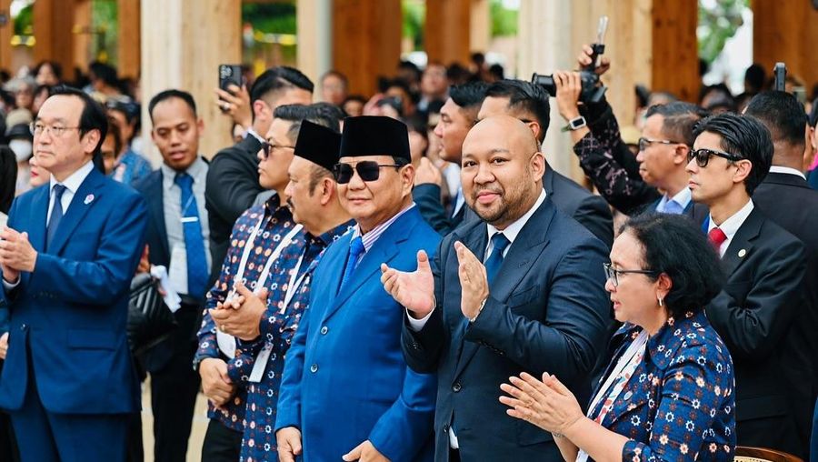 Presiden mengunjungi Paviliun Indonesia pada Expo 2025 Osaka untuk menyaksikan langsung pagelaran budaya yang menampilkan kekayaan dan kearifan lokal Nusantara. (Instagram/sekretariat.kabinet)