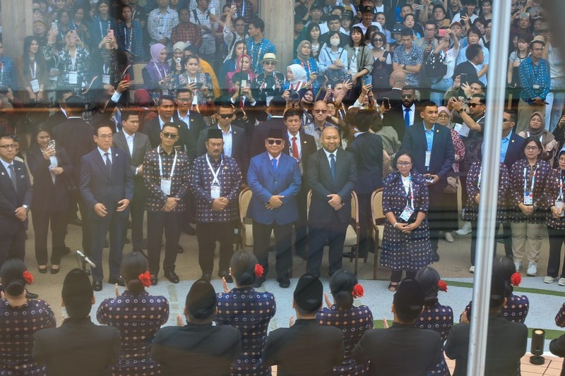 Presiden mengunjungi Paviliun Indonesia pada Expo 2025 Osaka untuk menyaksikan langsung pagelaran budaya yang menampilkan kekayaan dan kearifan lokal Nusantara. (Instagram/sekretariat.kabinet)