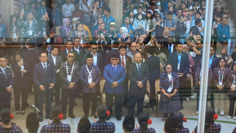 Presiden mengunjungi Paviliun Indonesia pada Expo 2025 Osaka untuk menyaksikan langsung pagelaran budaya yang menampilkan kekayaan dan kearifan lokal Nusantara. (Instagram/sekretariat.kabinet)