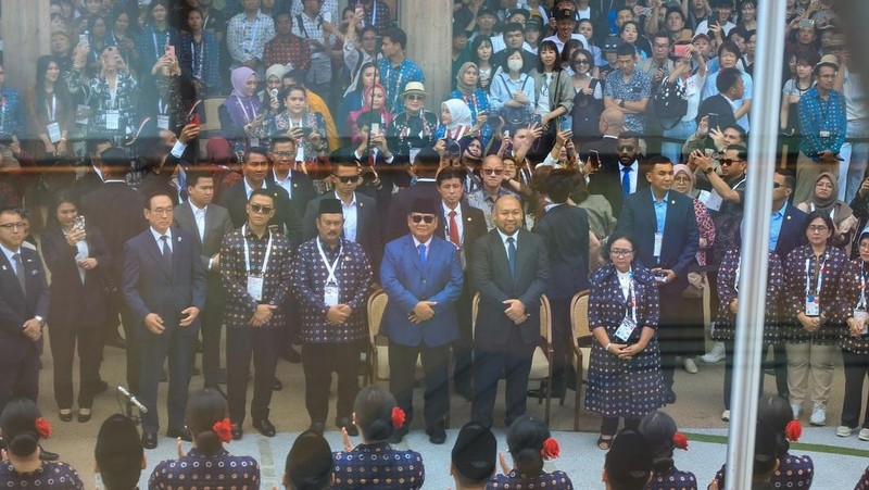 Presiden mengunjungi Paviliun Indonesia pada Expo 2025 Osaka untuk menyaksikan langsung pagelaran budaya yang menampilkan kekayaan dan kearifan lokal Nusantara. (Instagram/sekretariat.kabinet)