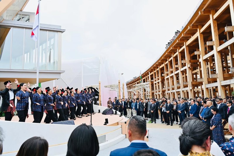 Presiden mengunjungi Paviliun Indonesia pada Expo 2025 Osaka untuk menyaksikan langsung pagelaran budaya yang menampilkan kekayaan dan kearifan lokal Nusantara. (Instagram/sekretariat.kabinet)