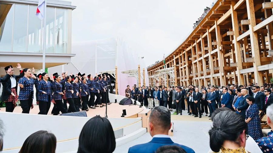 Presiden mengunjungi Paviliun Indonesia pada Expo 2025 Osaka untuk menyaksikan langsung pagelaran budaya yang menampilkan kekayaan dan kearifan lokal Nusantara. (Instagram/sekretariat.kabinet) Presiden mengunjungi Paviliun Indonesia pada Expo 2025 Osaka untuk menyaksikan langsung pagelaran budaya yang menampilkan kekayaan dan kearifan lokal Nusantara. (Instagram/sekretariat.kabinet)
