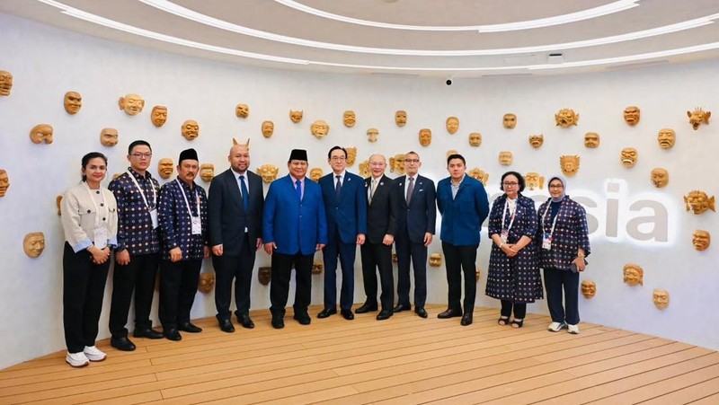 Presiden mengunjungi Paviliun Indonesia pada Expo 2025 Osaka untuk menyaksikan langsung pagelaran budaya yang menampilkan kekayaan dan kearifan lokal Nusantara. (Instagram/sekretariat.kabinet)