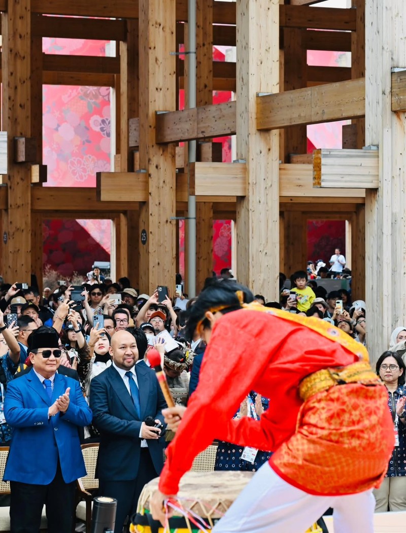 Presiden mengunjungi Paviliun Indonesia pada Expo 2025 Osaka untuk menyaksikan langsung pagelaran budaya yang menampilkan kekayaan dan kearifan lokal Nusantara. (Instagram/sekretariat.kabinet)