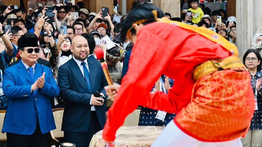 Presiden mengunjungi Paviliun Indonesia pada Expo 2025 Osaka untuk menyaksikan langsung pagelaran budaya yang menampilkan kekayaan dan kearifan lokal Nusantara. (Instagram/sekretariat.kabinet)