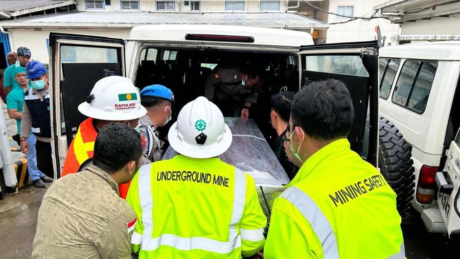 Tim penyelamat tambang bawah tanah PT Freeport Indonesia melakukan evakuasi karyawan terjebak luncuran material basah di Grasberg Block Cave. Pada Sabtu, 20 September 2025, tim penyelamat menemukan 2 (dua) pekerja yang terjebak dalam keadaan meninggal dunia. (Dok. Freeport)