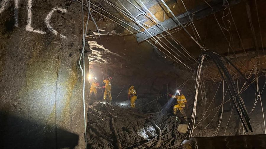 Tim penyelamat tambang bawah tanah PT Freeport Indonesia melakukan evakuasi karyawan terjebak luncuran material basah di Grasberg Block Cave. Pada Sabtu, 20 September 2025, tim penyelamat menemukan 2 (dua) pekerja yang terjebak dalam keadaan meninggal dunia. (Dok. Freeport)