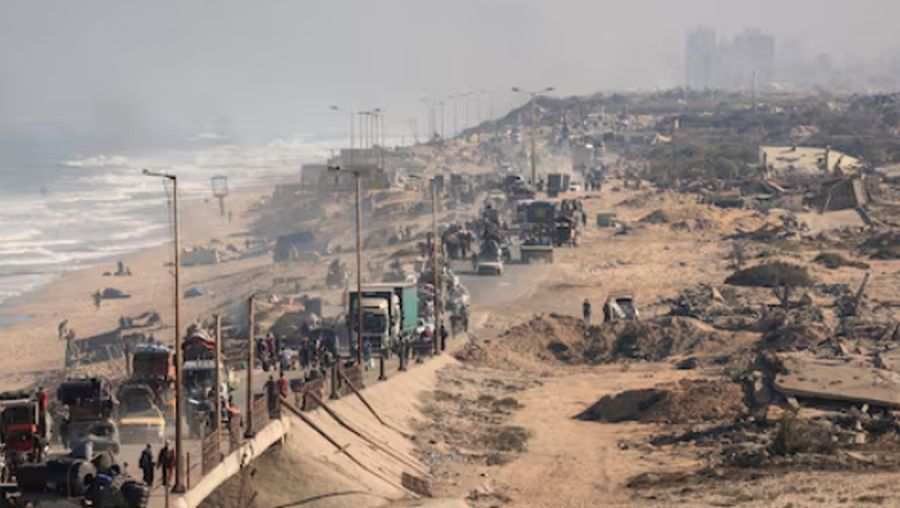 Warga Palestina yang mengungsi dari Gaza utara akibat operasi militer Israel, bergerak ke selatan setelah pasukan Israel memerintahkan penduduk Kota Gaza untuk mengungsi ke selatan, di Jalur Gaza tengah, 20 September 2025. REUTERS/Dawoud Abu Alkas
