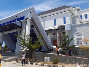 Ngerinya Atap Teras Kantor Pemerintahan yang Ambruk Timpa 3 Orang