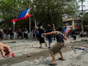 Video: Ricuh! Demo di Filipina Berujung Bentrok dan Pembakaran Truk