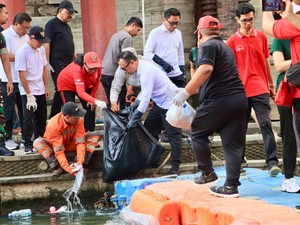 120 Truk Angkut Sampah Tiap Hari Pascabanjir Denpasar
