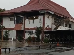 Kantor Bapenda Sumsel Rusak Usai Diterjang Angin Kencang Disertai Hujan