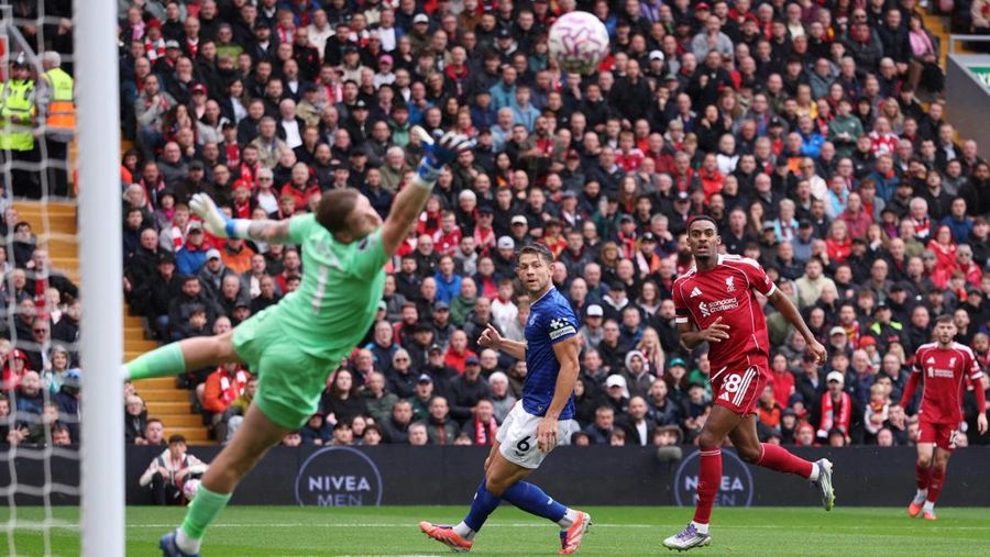 Laga Derby Merseyside antara Liverpool melawan Everton di Stadion Anfield pada Sabtu (20/9) malam WIB. (REUTERS/David Klein) Laga Derby Merseyside antara Liverpool melawan Everton di Stadion Anfield pada Sabtu (20/9) malam WIB. (REUTERS/David Klein)