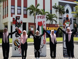 Ribuan Maba UM Surabaya Lukis Pesan Damai di Hari Perdamaian Dunia