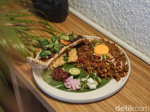 Sensasi Makan Nasgor Spesial dengan Panorama Gunung Cikuray