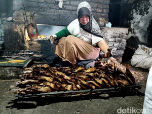 Desa Penatarsewu, Kampung Ikan Asap yang Jadi Ikon Kuliner Sidoarjo