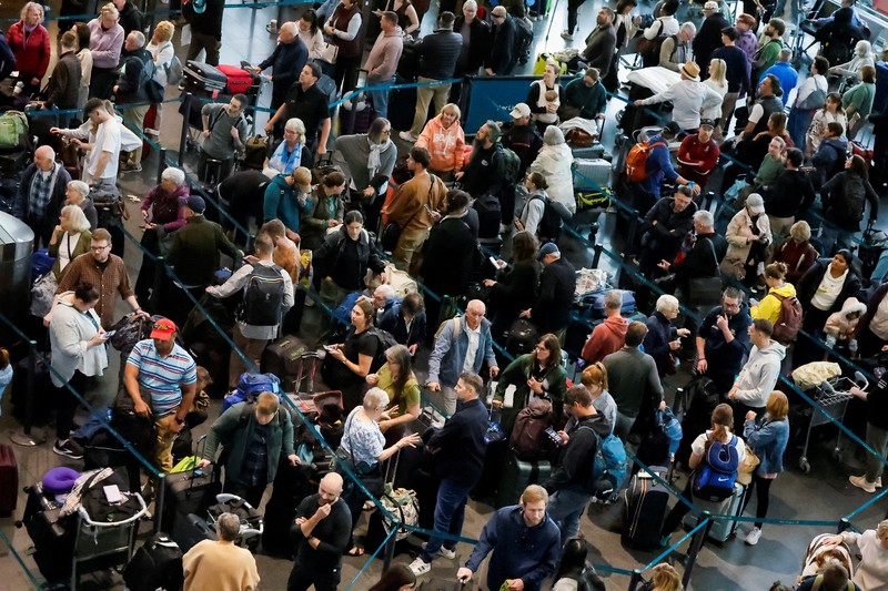 Penumpang mengantre untuk check-in di Terminal 1 Bandara Willy-Brandt Berlin Brandenburg BER di Schoenefeld, tenggara Berlin, pada 20 September 2025. (Tobias SCHWARZ / AFP) Penumpang mengantre untuk check-in di Terminal 1 Bandara Willy-Brandt Berlin Brandenburg BER di Schoenefeld, tenggara Berlin, pada 20 September 2025. (Tobias SCHWARZ / AFP)