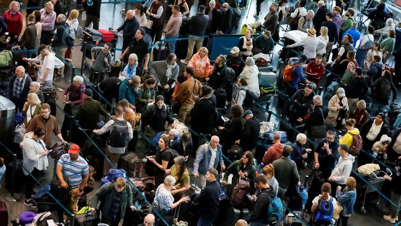 Penumpang mengantre untuk check-in di Terminal 1 Bandara Willy-Brandt Berlin Brandenburg BER di Schoenefeld, tenggara Berlin, pada 20 September 2025. (Tobias SCHWARZ / AFP)