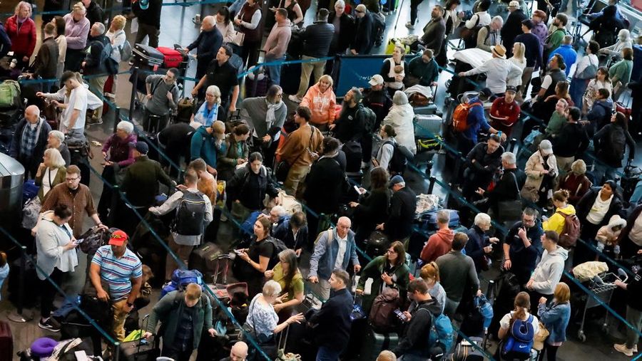 Penumpang mengantre untuk check-in di Terminal 1 Bandara Willy-Brandt Berlin Brandenburg BER di Schoenefeld, tenggara Berlin, pada 20 September 2025. (Tobias SCHWARZ / AFP) Penumpang mengantre untuk check-in di Terminal 1 Bandara Willy-Brandt Berlin Brandenburg BER di Schoenefeld, tenggara Berlin, pada 20 September 2025. (Tobias SCHWARZ / AFP)