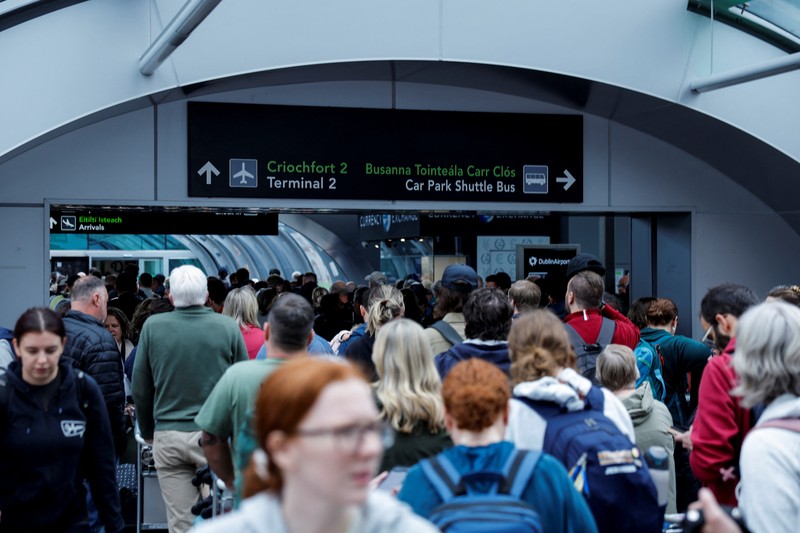 Penumpang mengantre untuk check-in di Terminal 1 Bandara Willy-Brandt Berlin Brandenburg BER di Schoenefeld, tenggara Berlin, pada 20 September 2025. (Tobias SCHWARZ / AFP) Penumpang mengantre untuk check-in di Terminal 1 Bandara Willy-Brandt Berlin Brandenburg BER di Schoenefeld, tenggara Berlin, pada 20 September 2025. (Tobias SCHWARZ / AFP)