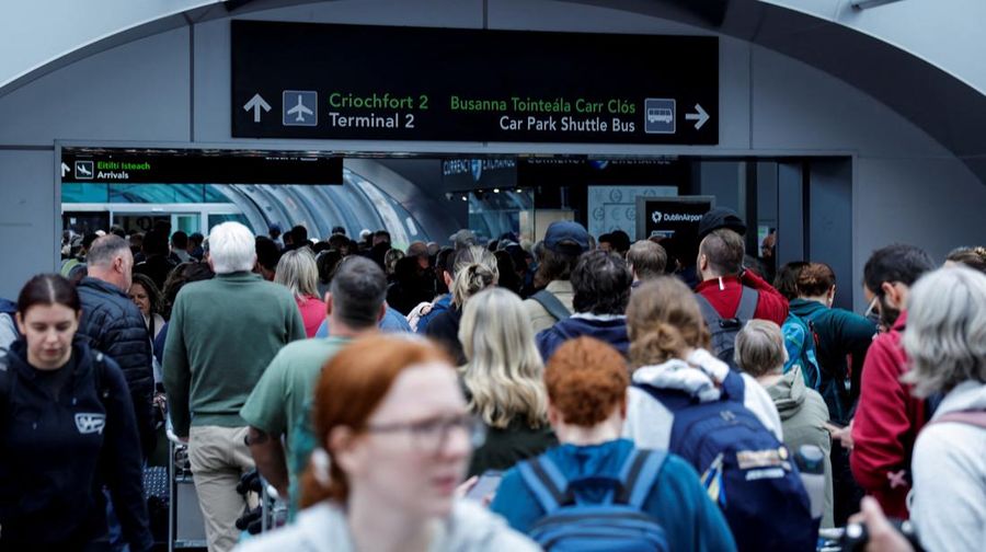 Penumpang mengantre untuk check-in di Terminal 1 Bandara Willy-Brandt Berlin Brandenburg BER di Schoenefeld, tenggara Berlin, pada 20 September 2025. (Tobias SCHWARZ / AFP) Penumpang mengantre untuk check-in di Terminal 1 Bandara Willy-Brandt Berlin Brandenburg BER di Schoenefeld, tenggara Berlin, pada 20 September 2025. (Tobias SCHWARZ / AFP)