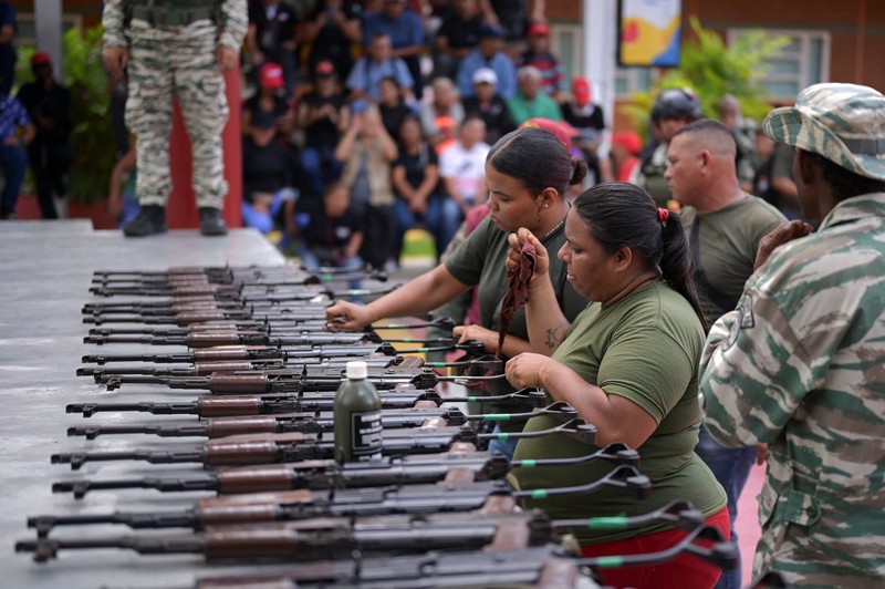 Pemerintah Venezuela pada Sabtu (20/9) kemarin menggelar pelatihan mlitier selama satu hari bagi warga sipil, (REUTERS/Leonardo Fernandez Viloria)