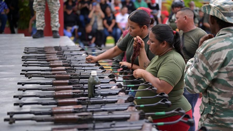 Pemerintah Venezuela pada Sabtu (20/9) kemarin menggelar pelatihan mlitier selama satu hari bagi warga sipil, (REUTERS/Leonardo Fernandez Viloria) Pemerintah Venezuela pada Sabtu (20/9) kemarin menggelar pelatihan mlitier selama satu hari bagi warga sipil, (REUTERS/Leonardo Fernandez Viloria)