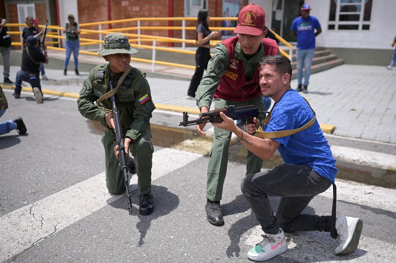 Pemerintah Venezuela pada Sabtu (20/9) kemarin menggelar pelatihan mlitier selama satu hari bagi warga sipil, (REUTERS/Leonardo Fernandez Viloria)