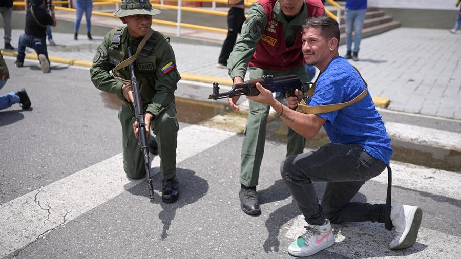Pemerintah Venezuela pada Sabtu (20/9) kemarin menggelar pelatihan mlitier selama satu hari bagi warga sipil, (REUTERS/Leonardo Fernandez Viloria) Pemerintah Venezuela pada Sabtu (20/9) kemarin menggelar pelatihan mlitier selama satu hari bagi warga sipil, (REUTERS/Leonardo Fernandez Viloria)