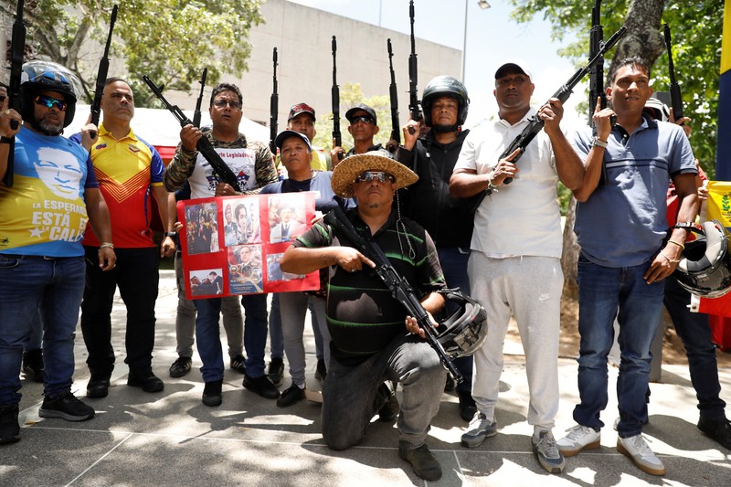 Pemerintah Venezuela pada Sabtu (20/9) kemarin menggelar pelatihan mlitier selama satu hari bagi warga sipil, (REUTERS/Leonardo Fernandez Viloria)