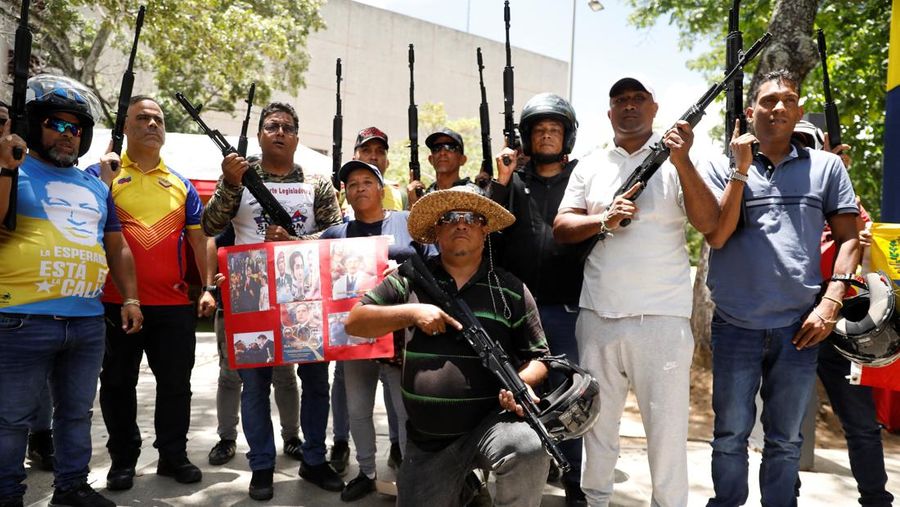 Pemerintah Venezuela pada Sabtu (20/9) kemarin menggelar pelatihan mlitier selama satu hari bagi warga sipil, (REUTERS/Leonardo Fernandez Viloria)