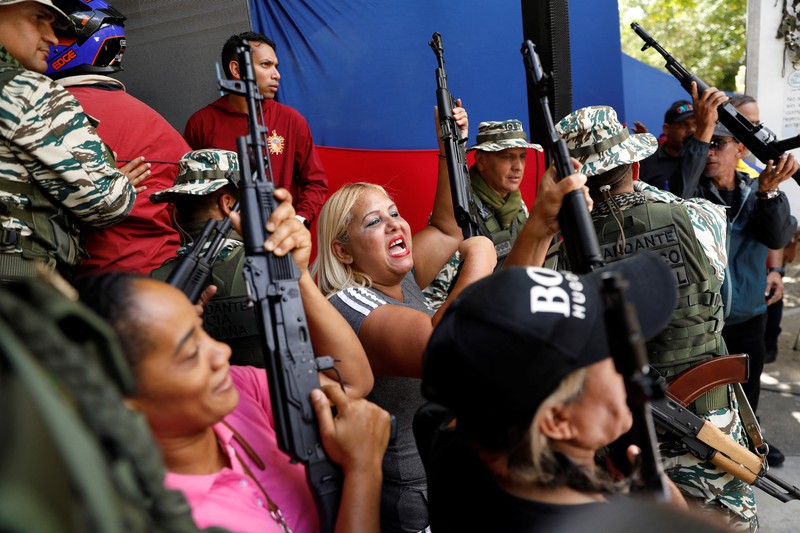 Pemerintah Venezuela pada Sabtu (20/9) kemarin menggelar pelatihan mlitier selama satu hari bagi warga sipil, (REUTERS/Leonardo Fernandez Viloria)