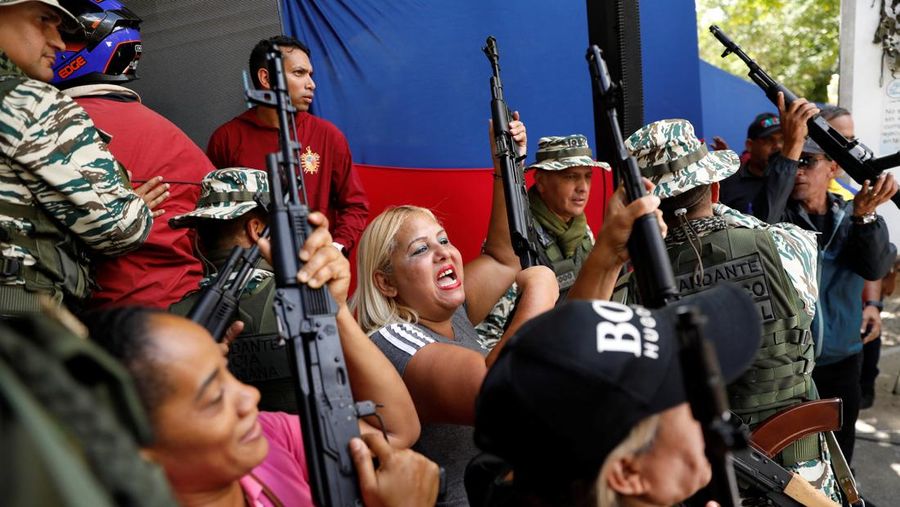 Pemerintah Venezuela pada Sabtu (20/9) kemarin menggelar pelatihan mlitier selama satu hari bagi warga sipil, (REUTERS/Leonardo Fernandez Viloria) Pemerintah Venezuela pada Sabtu (20/9) kemarin menggelar pelatihan mlitier selama satu hari bagi warga sipil, (REUTERS/Leonardo Fernandez Viloria)