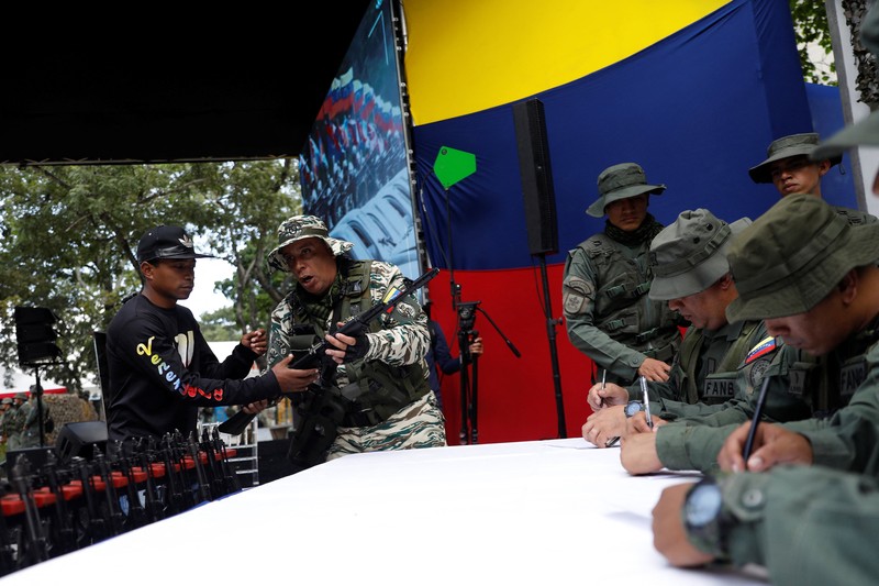 Pemerintah Venezuela pada Sabtu (20/9) kemarin menggelar pelatihan mlitier selama satu hari bagi warga sipil, (REUTERS/Leonardo Fernandez Viloria)