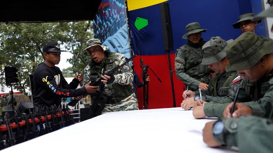 Pemerintah Venezuela pada Sabtu (20/9) kemarin menggelar pelatihan mlitier selama satu hari bagi warga sipil, (REUTERS/Leonardo Fernandez Viloria)