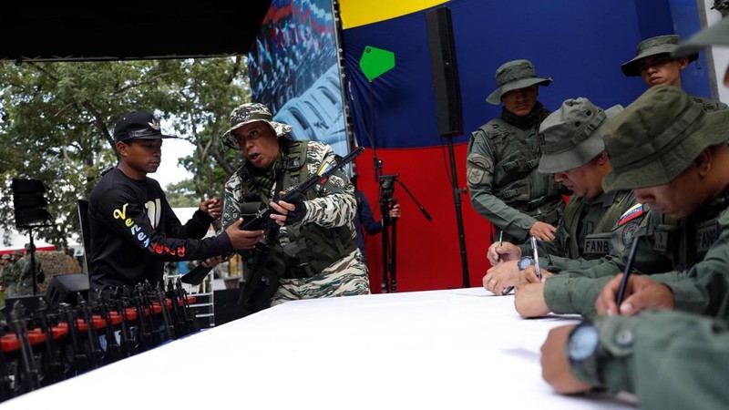 Pemerintah Venezuela pada Sabtu (20/9) kemarin menggelar pelatihan mlitier selama satu hari bagi warga sipil, (REUTERS/Leonardo Fernandez Viloria)