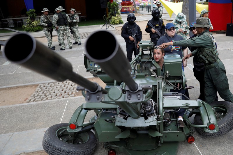 Pemerintah Venezuela pada Sabtu (20/9) kemarin menggelar pelatihan mlitier selama satu hari bagi warga sipil, (REUTERS/Leonardo Fernandez Viloria)