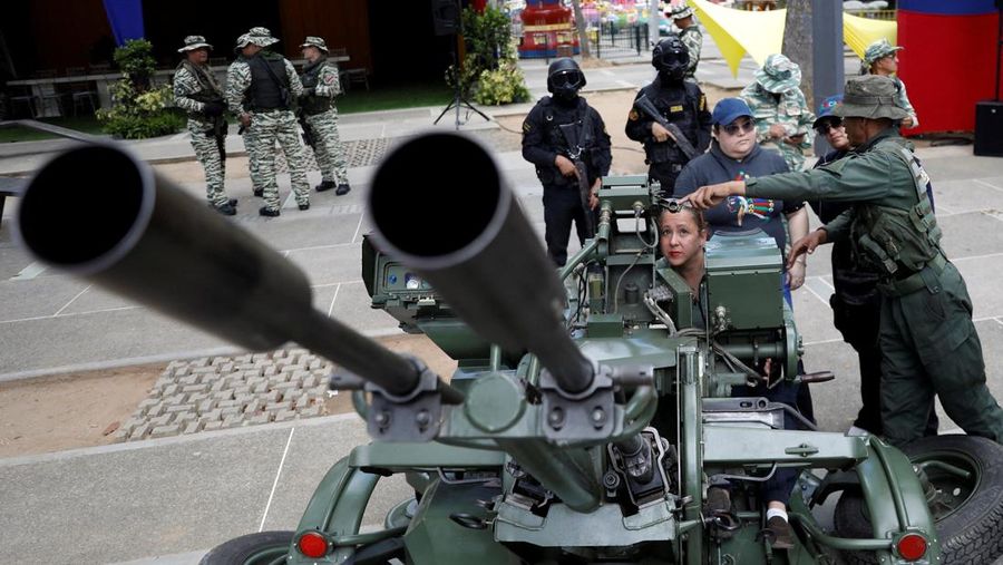 Pemerintah Venezuela pada Sabtu (20/9) kemarin menggelar pelatihan mlitier selama satu hari bagi warga sipil, (REUTERS/Leonardo Fernandez Viloria) Pemerintah Venezuela pada Sabtu (20/9) kemarin menggelar pelatihan mlitier selama satu hari bagi warga sipil, (REUTERS/Leonardo Fernandez Viloria)