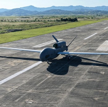 Potret Kim Jong-un Pamer Drone Tempur, AS-NATO Waswas?