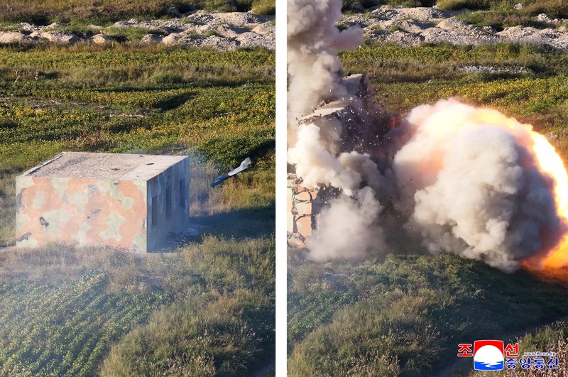Pemimpin Korea Utara Kim Jong-un mengawasi langsung uji coba drone pada lokasi yang dirahasiakan di Korea Utara. (KCNA via REUTERS)