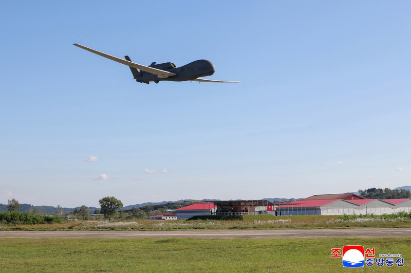 Pemimpin Korea Utara Kim Jong-un mengawasi langsung uji coba drone pada lokasi yang dirahasiakan di Korea Utara. (KCNA via REUTERS) Pemimpin Korea Utara Kim Jong-un mengawasi langsung uji coba drone pada lokasi yang dirahasiakan di Korea Utara. (KCNA via REUTERS)