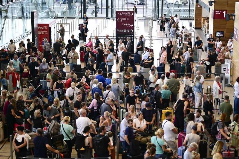 Penumpang mengantre untuk check-in di Terminal 1 Bandara Willy-Brandt Berlin Brandenburg BER di Schoenefeld, tenggara Berlin, pada 20 September 2025. (Tobias SCHWARZ / AFP) Penumpang mengantre untuk check-in di Terminal 1 Bandara Willy-Brandt Berlin Brandenburg BER di Schoenefeld, tenggara Berlin, pada 20 September 2025. (Tobias SCHWARZ / AFP)