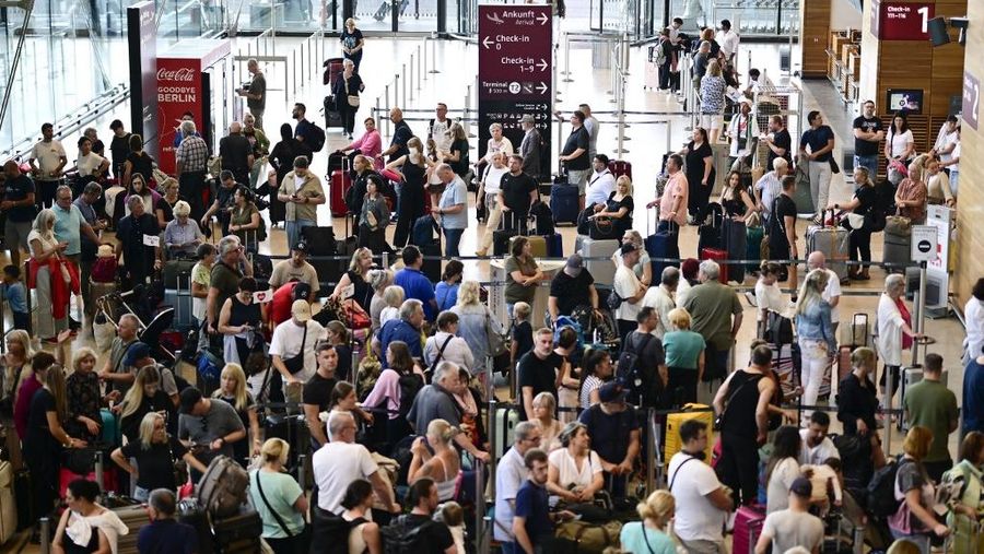 Penumpang mengantre untuk check-in di Terminal 1 Bandara Willy-Brandt Berlin Brandenburg BER di Schoenefeld, tenggara Berlin, pada 20 September 2025. (Tobias SCHWARZ / AFP) Penumpang mengantre untuk check-in di Terminal 1 Bandara Willy-Brandt Berlin Brandenburg BER di Schoenefeld, tenggara Berlin, pada 20 September 2025. (Tobias SCHWARZ / AFP)