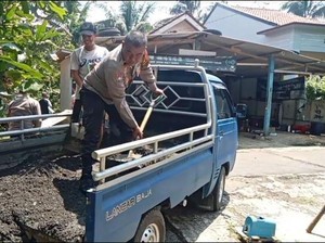 Polresta Banyumas Beri Bantuan ke Warga Ajibarang yang Rumahnya Ambruk