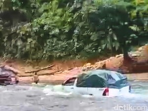 Jeck Bertaruh Nyawa Lintasi Sungai-Lumpur di Jalur Kaltara Demi Sembako