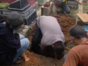 Pilu! Pria di Palembang Gendong Jasad Bayinya, Tak Ada Uang untuk Pemakaman