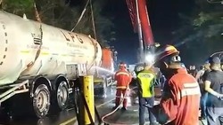 Proses Hati-hati Evakuasi 12 Jam Truk Tangki Gas Terguling di Patuk