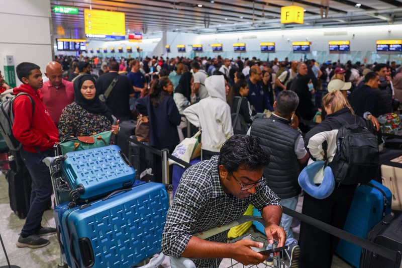Penumpang mengantre untuk check-in di Terminal 1 Bandara Willy-Brandt Berlin Brandenburg BER di Schoenefeld, tenggara Berlin, pada 20 September 2025. (Tobias SCHWARZ / AFP) Penumpang mengantre untuk check-in di Terminal 1 Bandara Willy-Brandt Berlin Brandenburg BER di Schoenefeld, tenggara Berlin, pada 20 September 2025. (Tobias SCHWARZ / AFP)